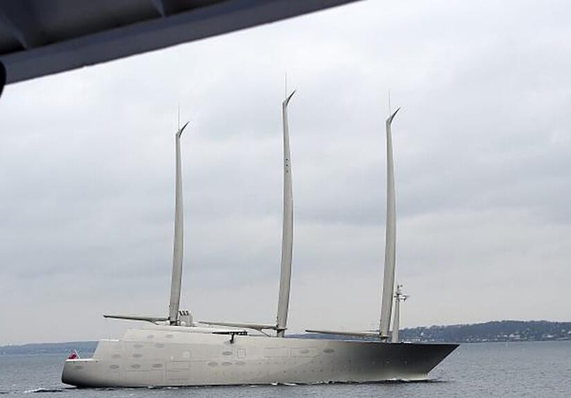 Un velero de lujo de un oligarca ruso, prisionero del golfo de Trieste