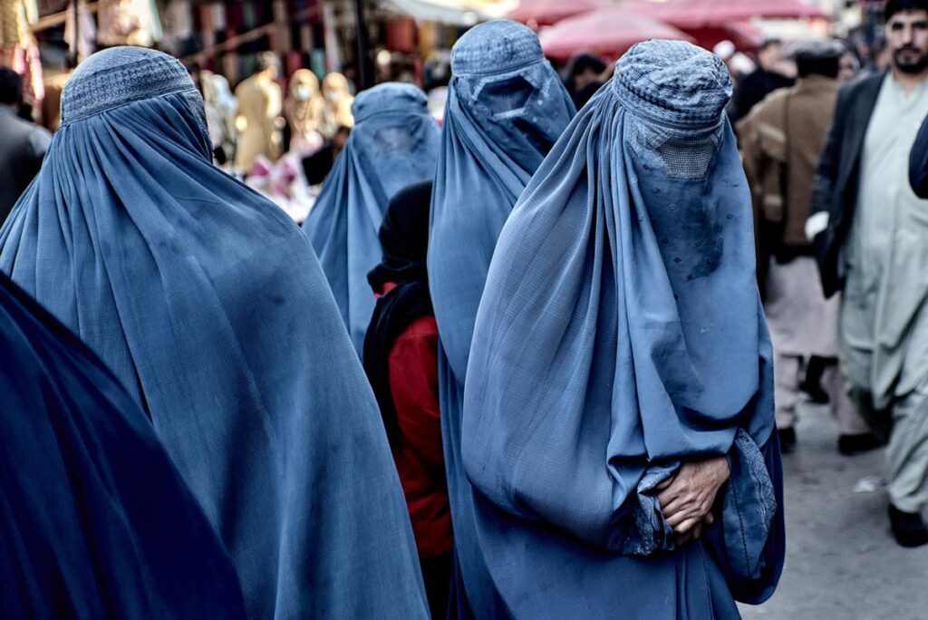Varias mujeres detenidas en Afganistán por no cumplir con el código de vestimenta talibán