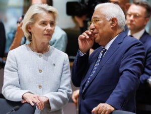 Von der Leyen y Costa censuran la presencia "lamentable" de altos cargos serbios en el funeral de Mladic