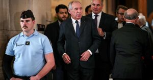 Vuelven a juzgar al ex primer ministro francés Bayrou por la malversación de 300.000 euros del Parlamento Europeo