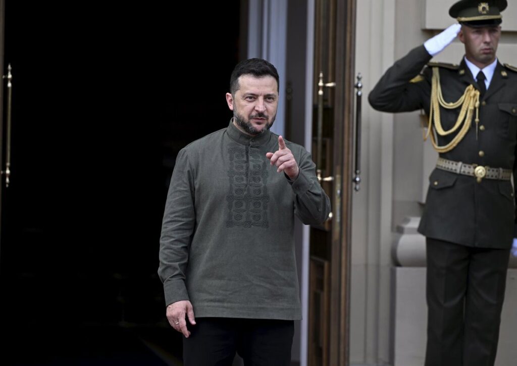 Zelenski celebra nuevos ataques contra instalaciones de defensa y petrolíferas rusas