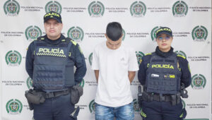 con siete cómplices, habría robado a dos mujeres