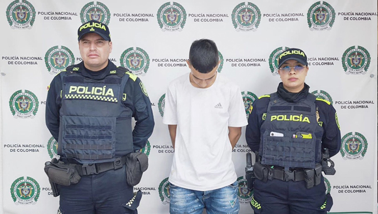 con siete cómplices, habría robado a dos mujeres