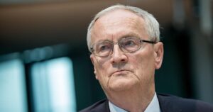 Alemania detiene por presunto espionaje y traición al exjefe de los servicios secretos