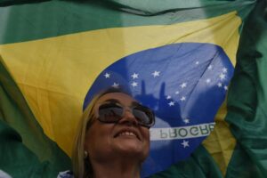 Bolsonaro cae por debajo del 50% de votos en la primera vuelta de las elecciones en Brasil con el 65% escrutado