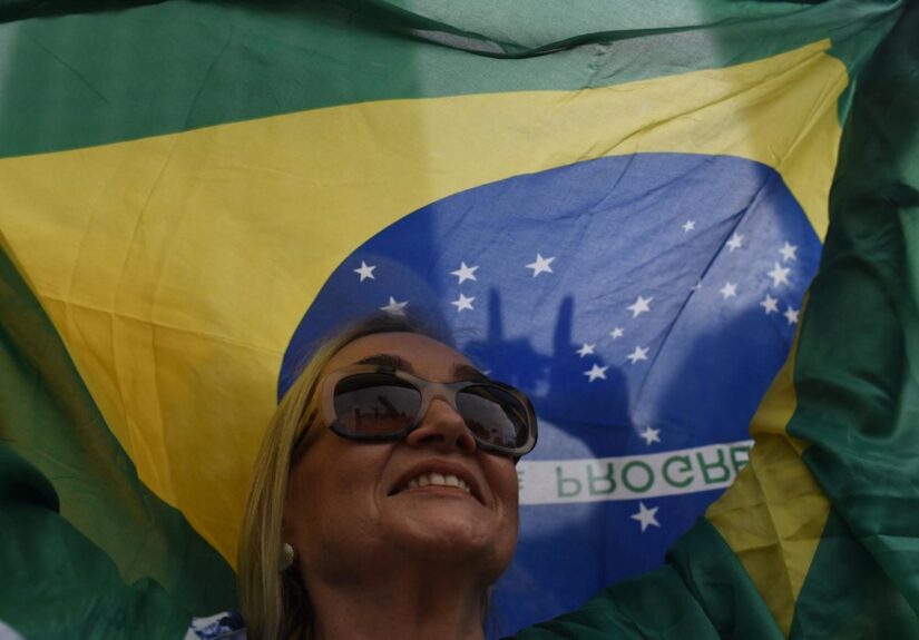 Bolsonaro cae por debajo del 50% de votos en la primera vuelta de las elecciones en Brasil con el 65% escrutado