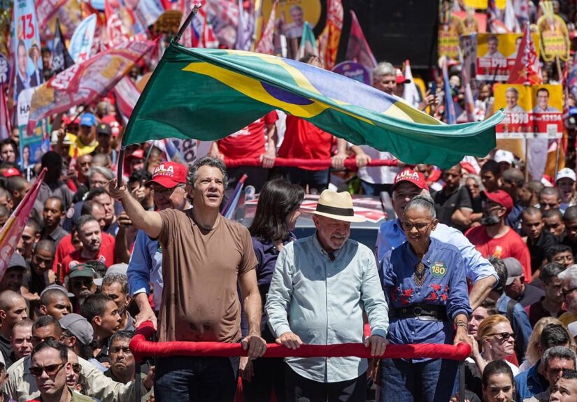 Brasil elige este domingo entre los modelos antagónicos de Lula y Flávio Bolsonaro en una contienda muy igualada