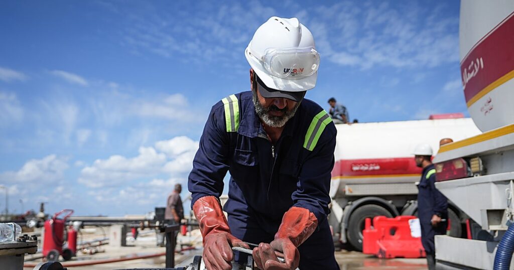 El Golfo aprende a exportar petróleo en plena guerra