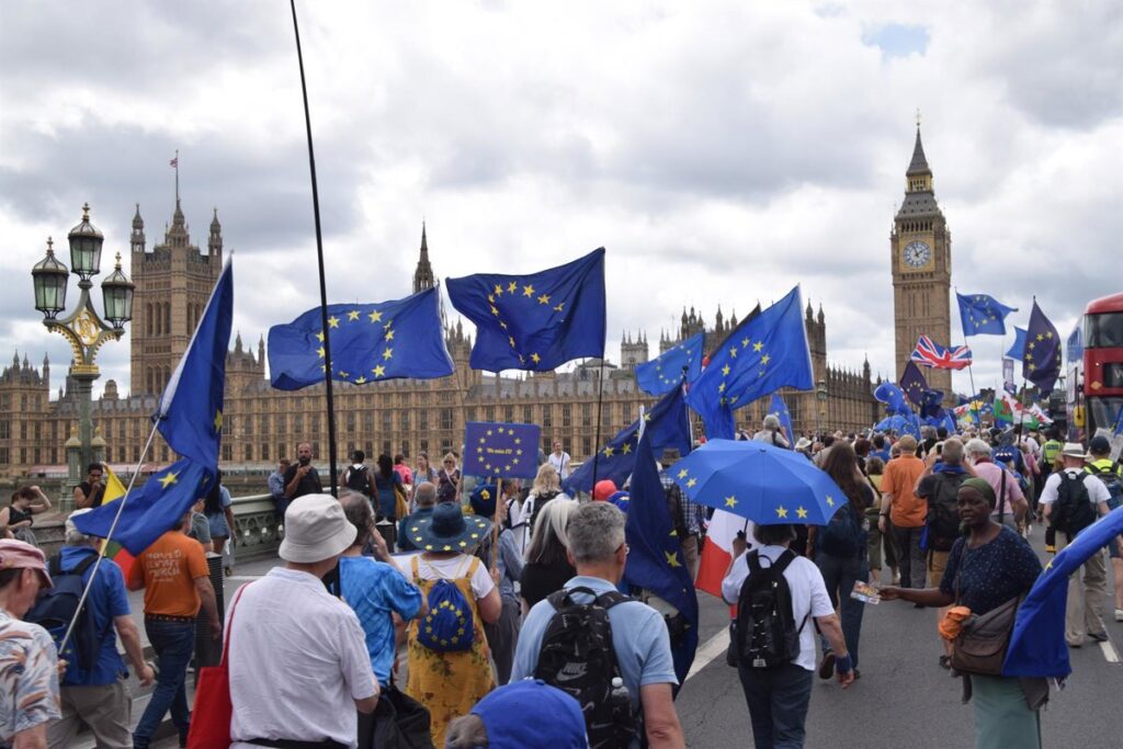 El apoyo de los británicos al regreso de Reino Unido a la UE aventaja al rechazo en 22 puntos
