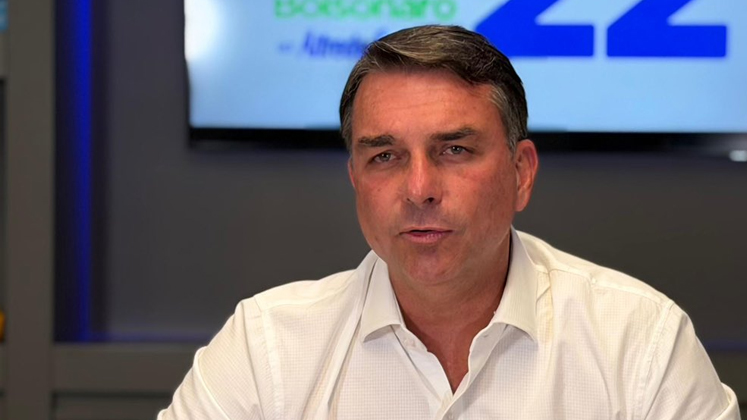 Flávio Bolsonaro lidera el escrutinio en Brasil y podría ganar en primera vuelta