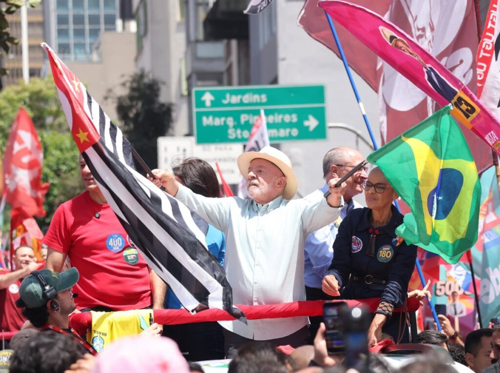 La última encuesta da a Lula una ligera ventaja sobre Bolsonaro en víspera de las elecciones brasileñas