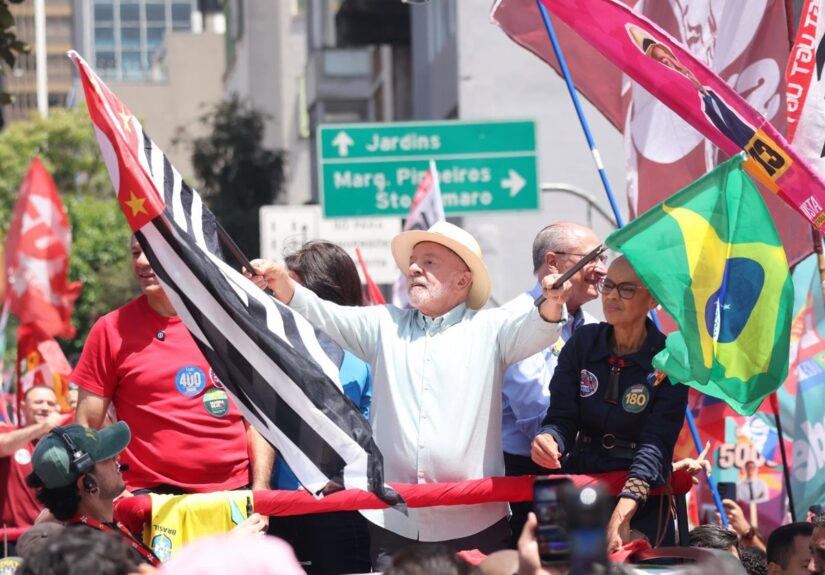 La última encuesta da a Lula una ligera ventaja sobre Bolsonaro en víspera de las elecciones brasileñas