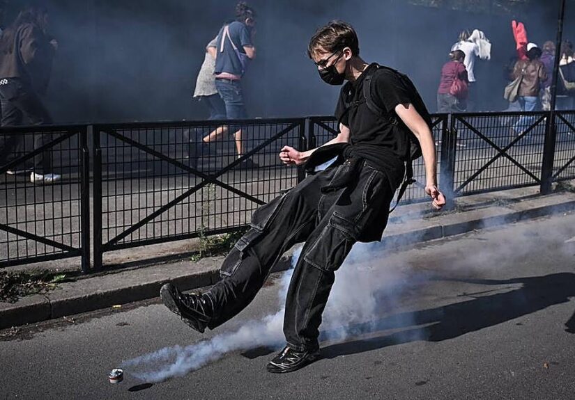 Le explota la mano a un menor al coger una granada de la Policía durante las protestas estudiantiles en Francia