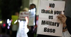 Toque de queda y prohibición del alcohol para los militares de EE.UU. en la isla japonesa de Okinawa tras el asesinato de una mujer