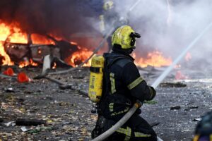 Zelenski pide afectar las "cadenas de suministro" de Rusia tras otro ataque con un muerto en Kiev